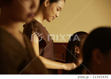 Spa therapists are massaging her customer's shoulders. Spa therapists are massaging her customer's shoulders. 31392830