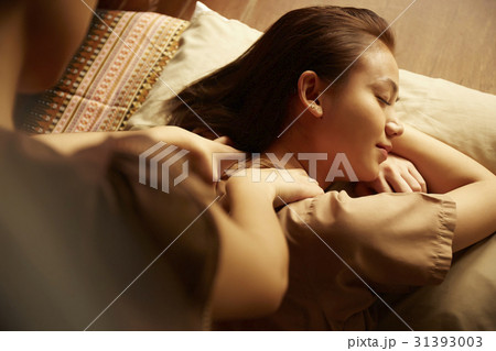 a woman is enjoying a shoulder massage a woman is enjoying a shoulder massage 31393003