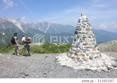晴れ渡る初夏の長野県白馬村八方尾根自然研究路に建つ第3ケルンと登山客、背景に北アルプスを望む 晴れ渡る初夏の長野県白馬村八方尾根自然研究路に建つ第3ケルンと登山客、背景に北アルプスを望む 31393267