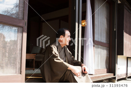 お金持ち　縁側でくつろぐ 31393476