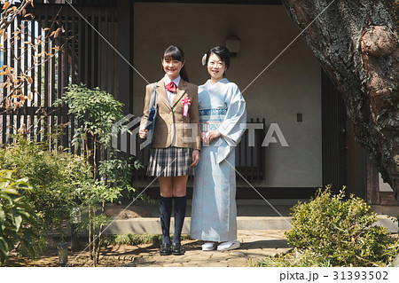 お金持ちの家族　玄関先 31393502