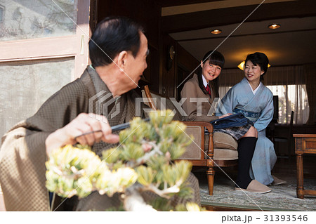 お金持ちの家族　盆栽の手入れ 31393546