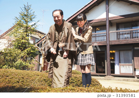 お金持ちの家族　庭園 31393581