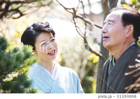 お金持ちの家族　庭園 31393606