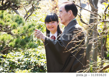 お金持ちの家族　庭園 31393620