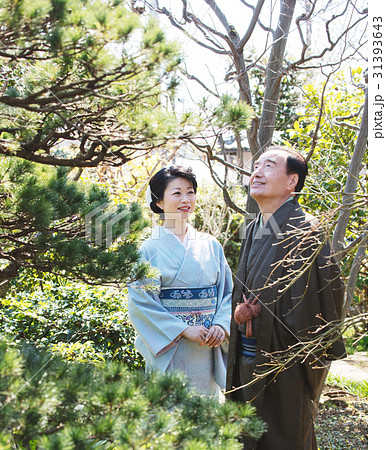 お金持ちの家族　庭園 31393643