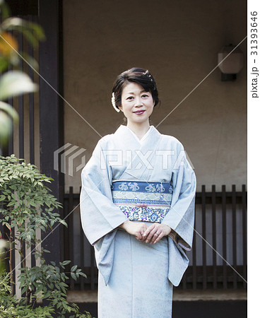 お金持ち 和服の女性の写真素材