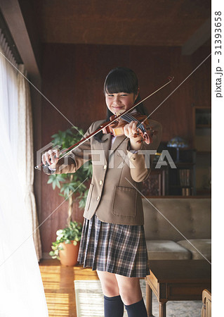 お金持ち　バイオリンを弾く女学生 31393658