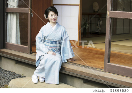 お金持ち　和服の女性 31393680