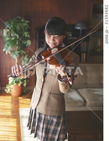 お金持ち バイオリンを弾く女学生 お金持ち バイオリンを弾く女学生 31393682