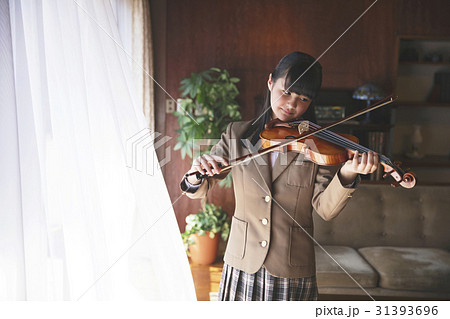 お金持ち　バイオリンを弾く女学生 31393696