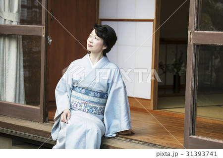 お金持ち　和服の女性 31393741