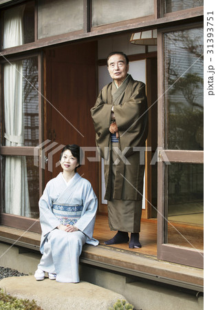 お金持ちの家族　縁側でくつろぐ 31393751