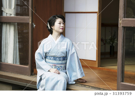 お金持ち　和服の女性 31393759