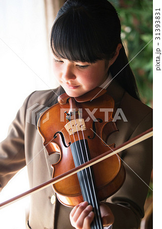 お金持ち バイオリンを弾く女学生の写真素材