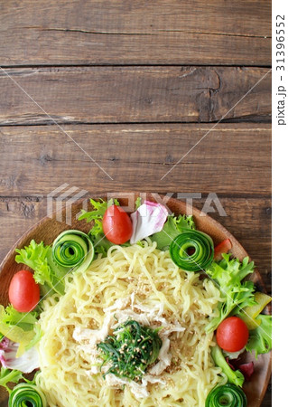 リースサラダの冷やしラーメン　ラーメンサラダ 31396552