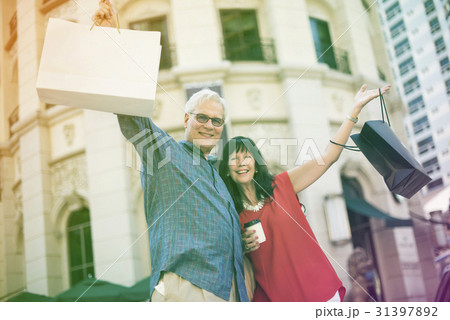 Photo Gradient Style with Mature people going shopping together 31397892