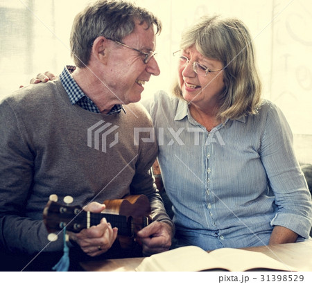 Ukelele Couple Enjoy Together Family 31398529
