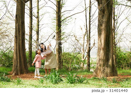 頭持ち上げる 顔をあげる 東洋人 31401440