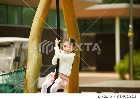 遊び場 子供 女性の写真素材