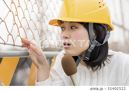 女子アナ　リポーター　工事現場 31402522