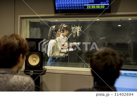 スタジオ レコーディングをする男女 スタジオ レコーディングをする男女 31402694