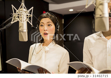 レコーディングをする男女 31402715
