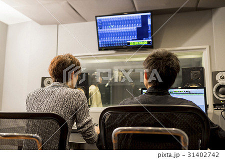 スタジオ レコーディングをする男女 スタジオ レコーディングをする男女 31402742