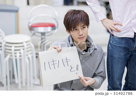 スタジオ　番組　撮影　指示を出すスタッフ 31402786