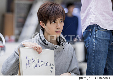 スタジオ　番組　撮影　指示を出すスタッフ 31402803