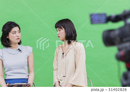 女子アナ　インタビューをするキャスター 31402826