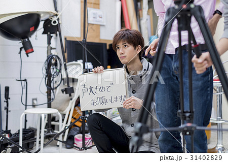 スタジオ　番組　撮影　指示を出すスタッフ 31402829