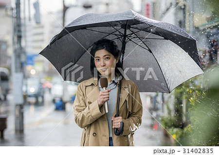 雨の降る街頭 中継 リポート 女子アナ 雨の降る街頭 中継 リポート 女子アナ 31402835
