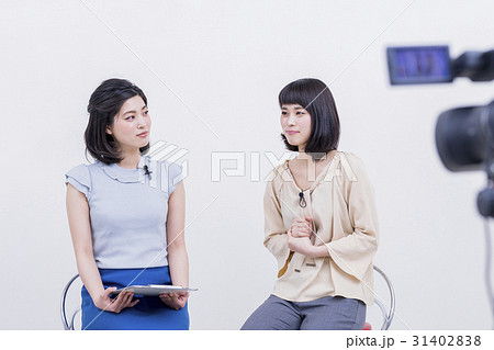 女子アナ インタビューをするキャスター 女子アナ インタビューをするキャスター 31402838