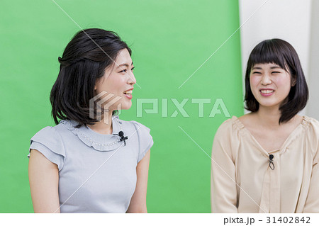 女子アナ インタビューをするキャスター 女子アナ インタビューをするキャスター 31402842