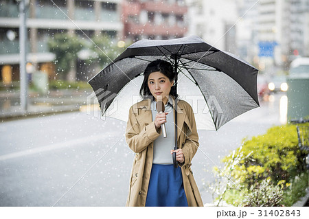 雨の降る街頭 中継 リポート 女子アナ 雨の降る街頭 中継 リポート 女子アナ 31402843