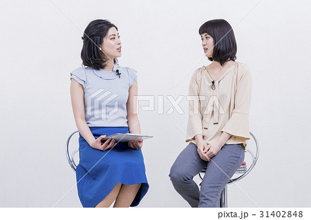 女子アナ　インタビューをするキャスター 31402848