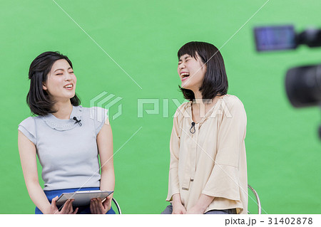 女子アナ インタビューをするキャスター 女子アナ インタビューをするキャスター 31402878