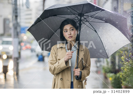 雨の降る街頭 中継 リポート 女子アナ 雨の降る街頭 中継 リポート 女子アナ 31402899