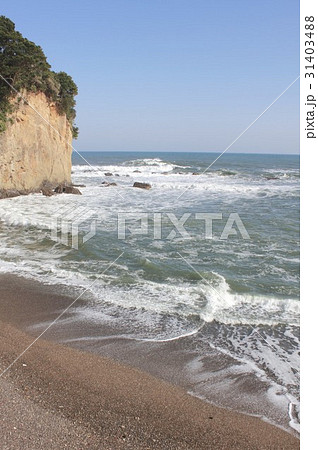 福島県の浜通り、いわき市江之網の海岸から快晴の太平洋を望む 31403488