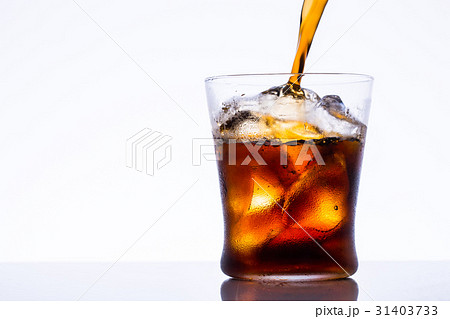 アイスコーヒーを注ぐ 31403733