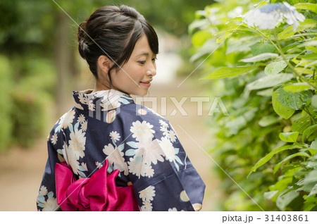 浴衣の若い女性 後ろ姿の写真素材