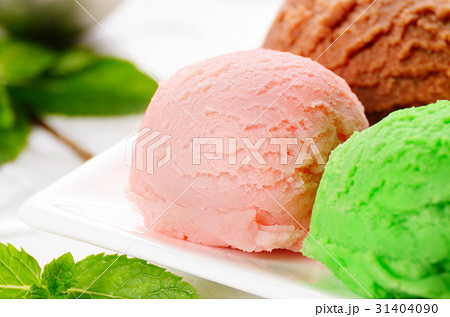 Three ice cream scoop 31404090