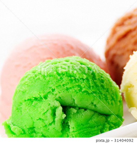 Three ice cream scoop 31404092
