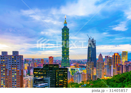 Evening view of Taipei 101 31405857