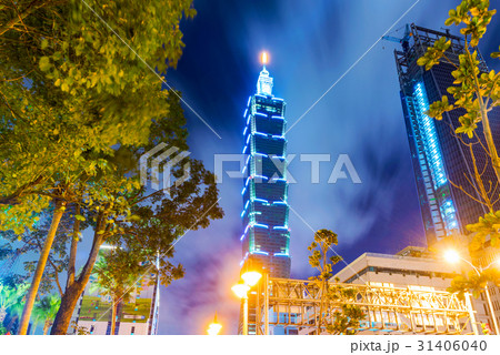 Night view of Taipei 101 and downtown architecture 31406040