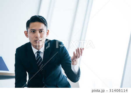 男女　オフィスシーン 31406114