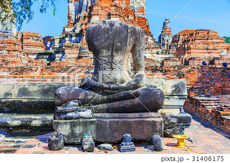 Headless buddha statue 31406175