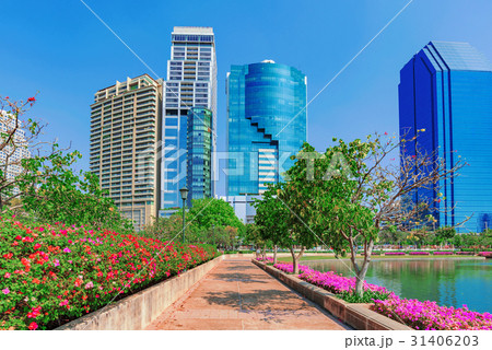 CIty buildings and walking path 31406203