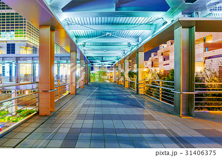 Footbridge overpass leading into Taipei 101 mall 31406375